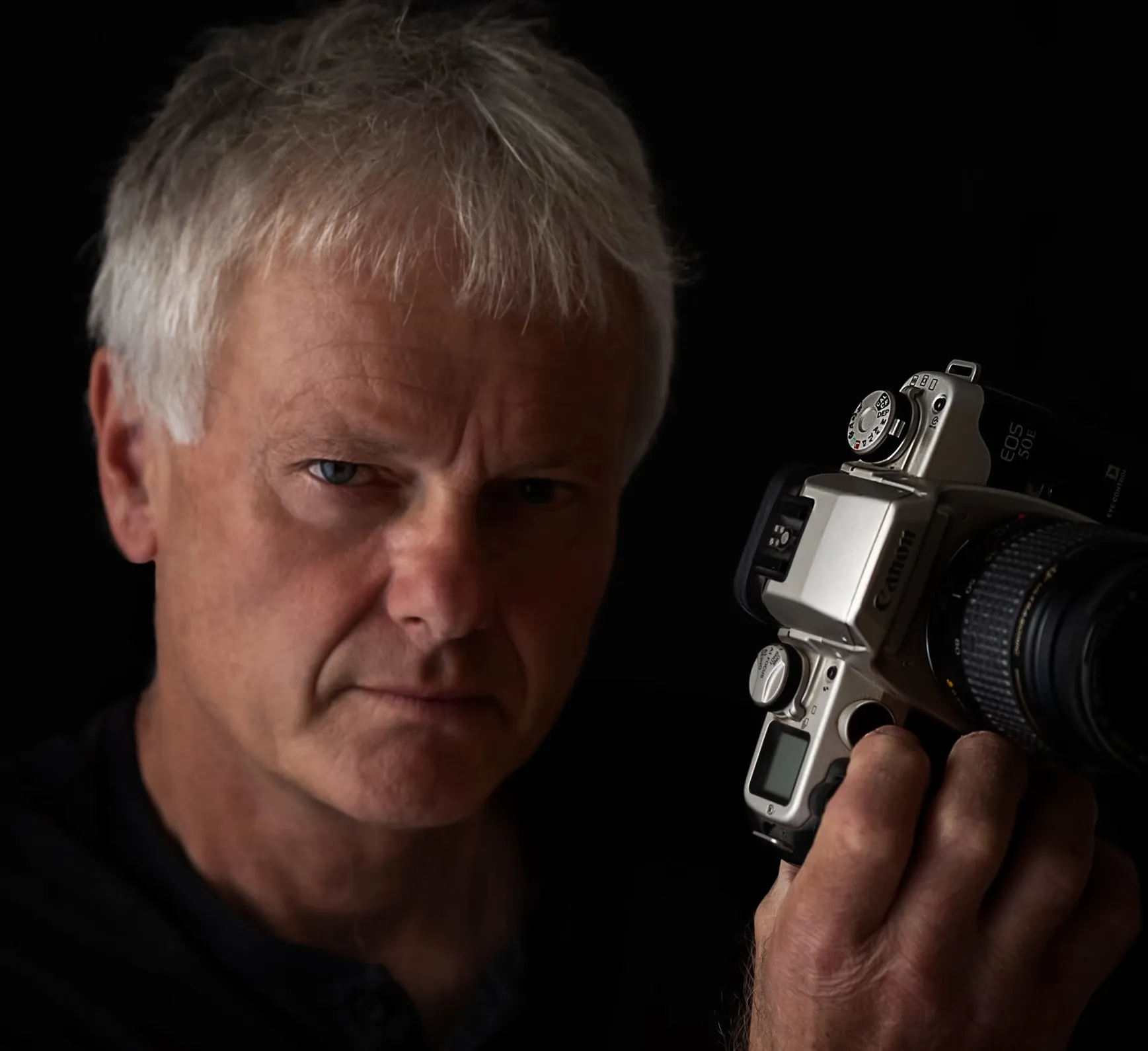 Fotograf Bojan Rupnik s fotoaparatom v rokah
