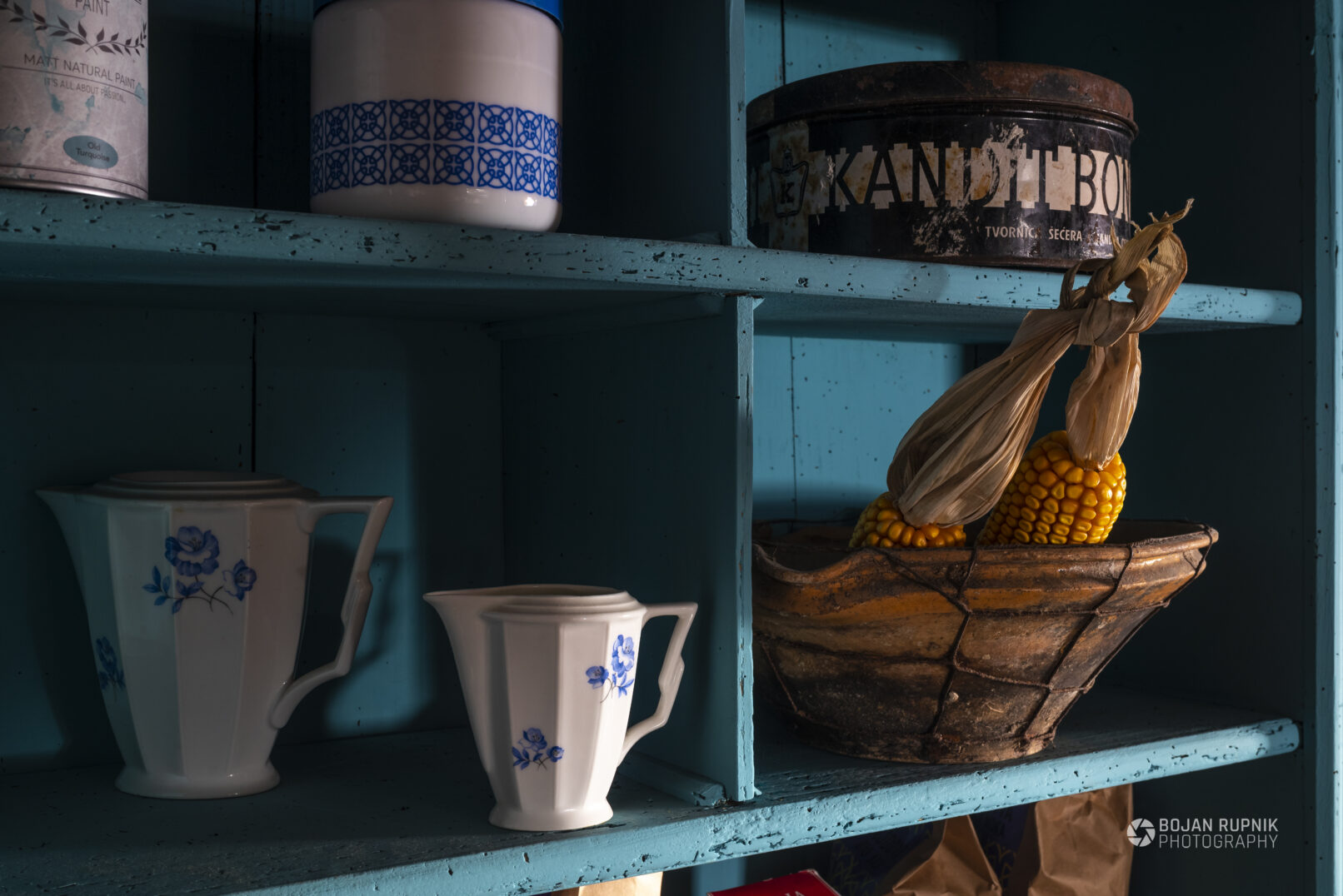 Koruza v glineni posodi s keramičnimi kozarci v Notranjski hiši