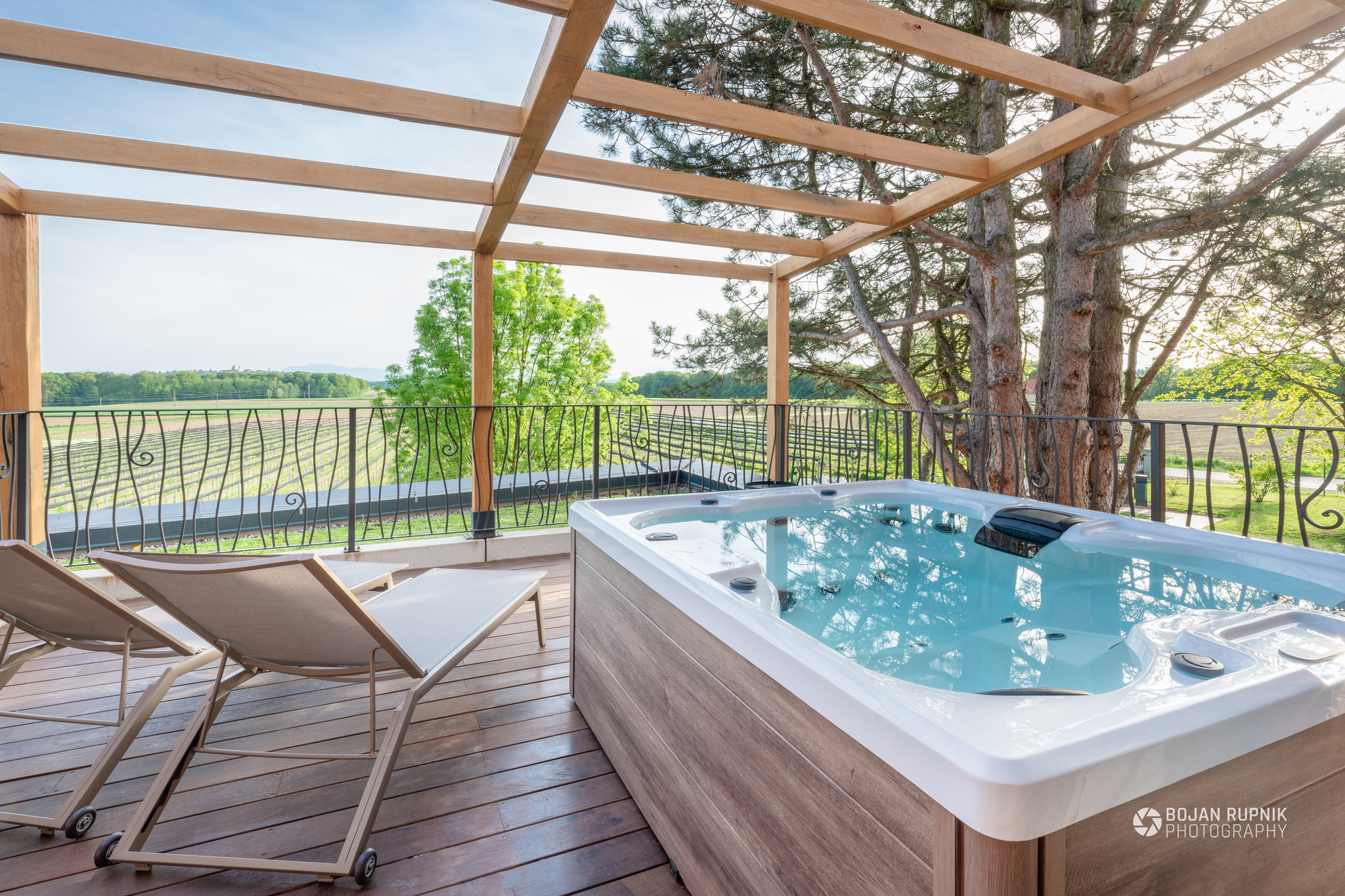 Terasa z masažnim bazenom v Sobi Vinska klet v Vinskem raju Glavinič