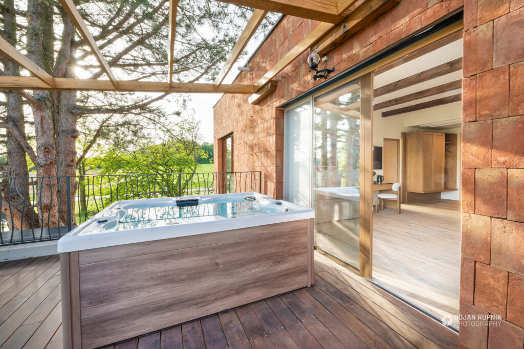 Soba z masažnim bazenom na terasi v Vinskem raju Glavinič