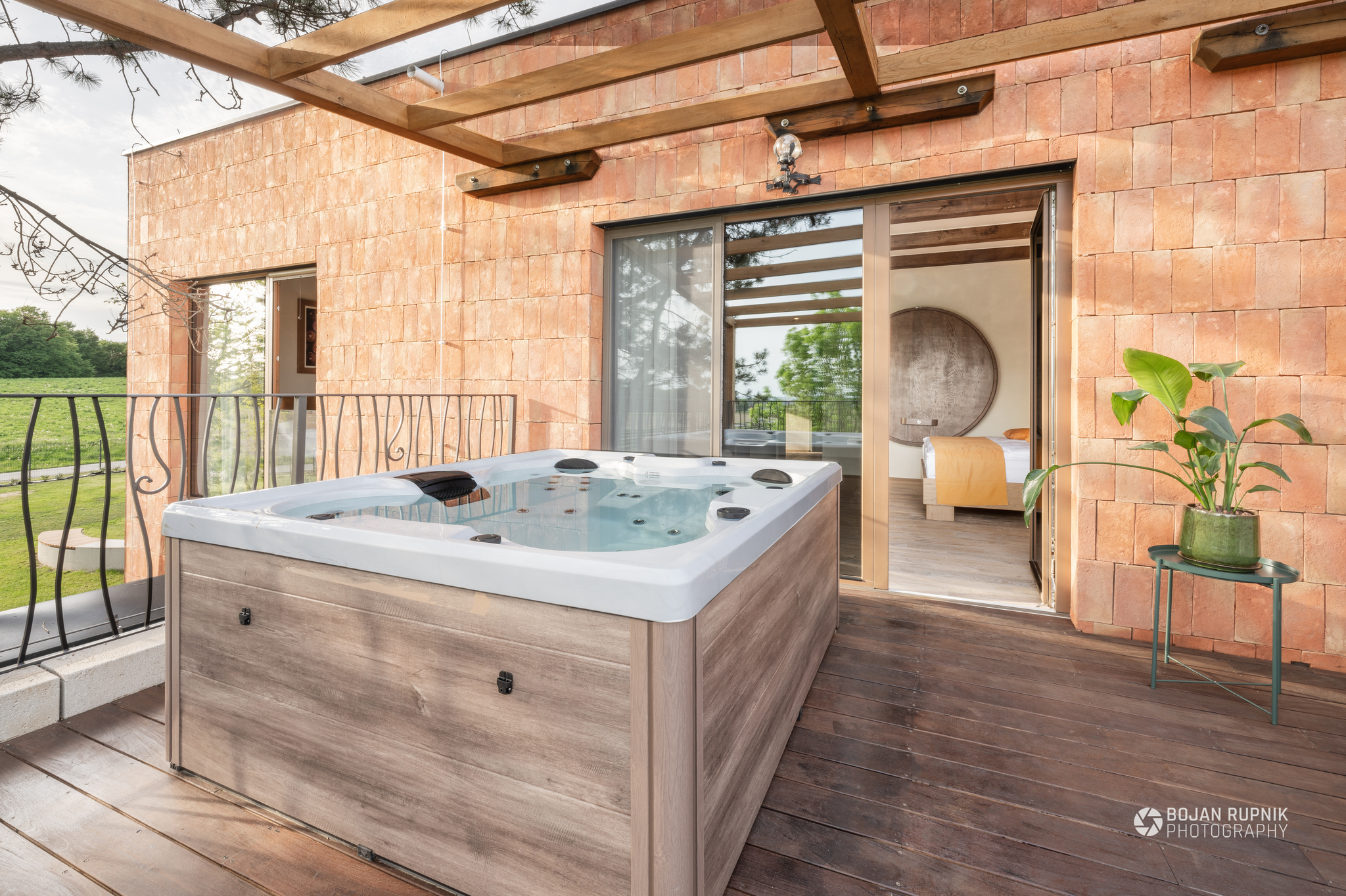 Terasa z masažnim bazenom v Sobi Vinska klet v Vinskem raju Glavinič