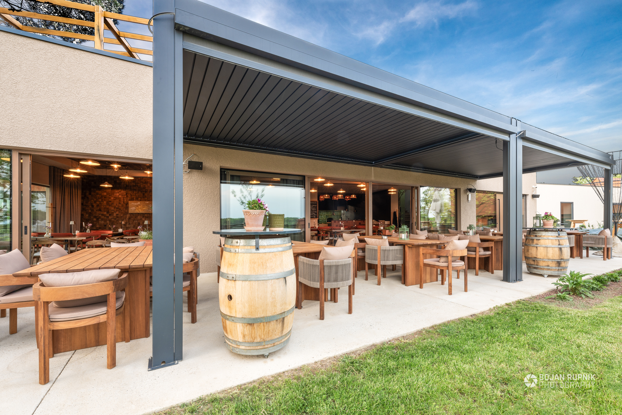 Terasa s stoli in mizami v Vinskem raju Glavinič