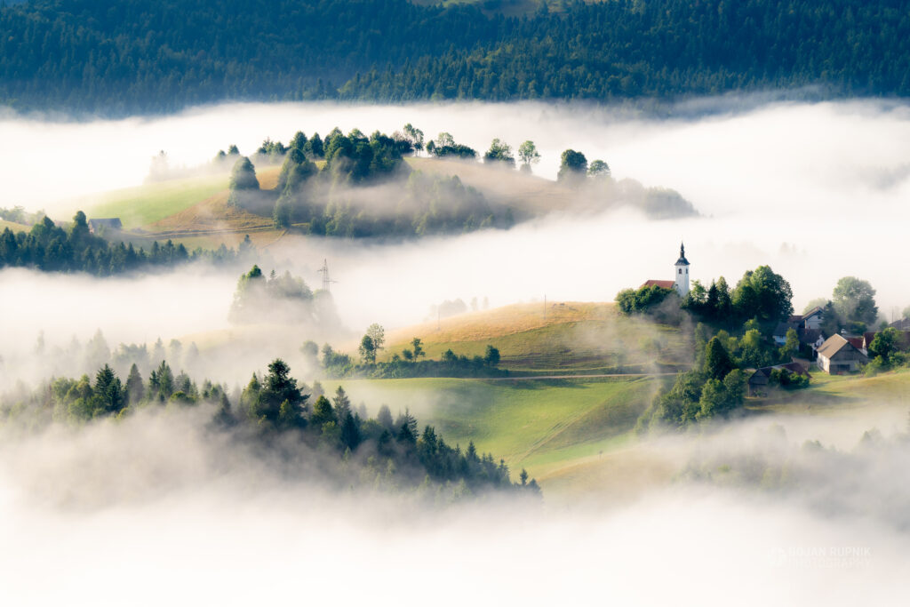 Jutranje meglice z grički in cerkvico