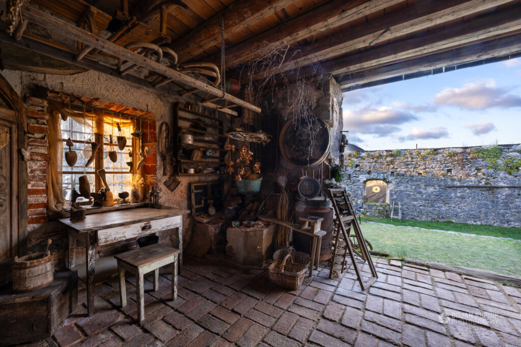 Grajska štala s pogledom proti Planinski gori